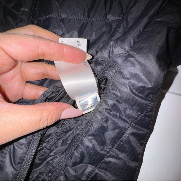 The North Face Black Ski Jacket with Quilted Design and Hood - Picture 7 of 15